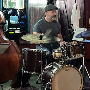 Experienced jazz drummer to form jazz trio.